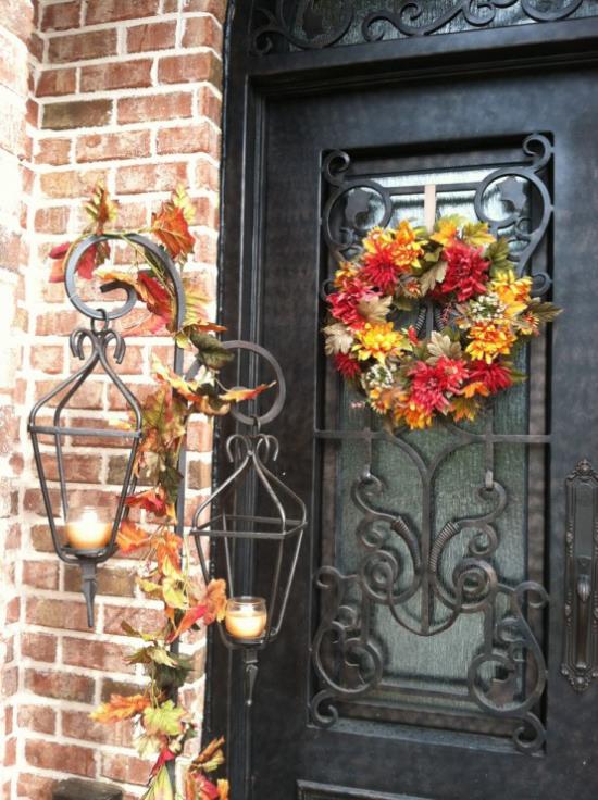 Φανάρια υπέροχη φθινοπωρινή διακόσμηση με φανάρια μπροστά από την μπροστινή πόρτα φώτα τσαγιού φθινοπωρινό στεφάνι από πολύχρωμα φύλλα στην πόρτα
