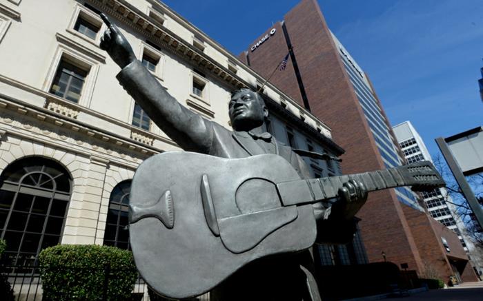 Άγαλμα Lead Belly με ειδήσεις διασημοτήτων κιθάρας