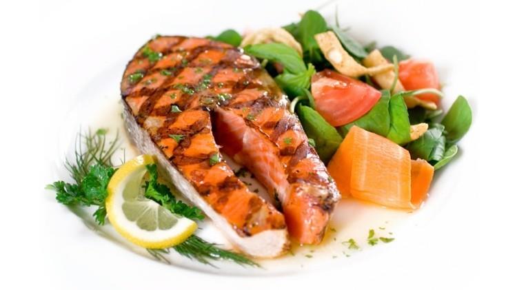 Τροφές πλούσιες σε πρωτεΐνες πιάτα ψάρια πρωτεϊνική διατροφή