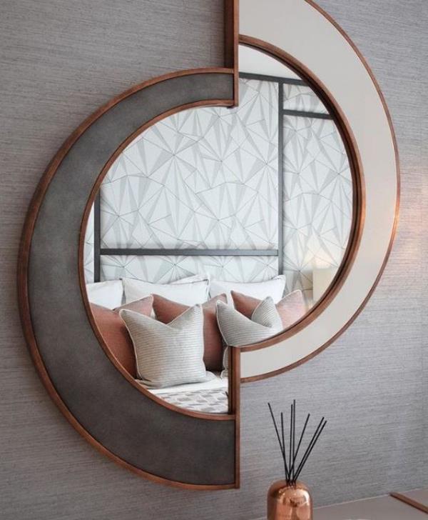 Οι εντυπωσιακοί καθρέφτες με ακανόνιστα σχήματα κάνουν τους άδειους τοίχους να τραβούν τα βλέμματα