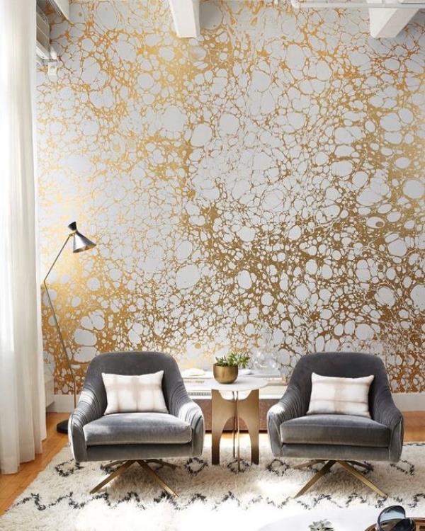 Ο άδειος τοίχος που τραβάει τα βλέμματα κάνει υπέροχο σχεδιασμό τοίχου μοντέρνα ταπετσαρία με χρυσή λάμψη