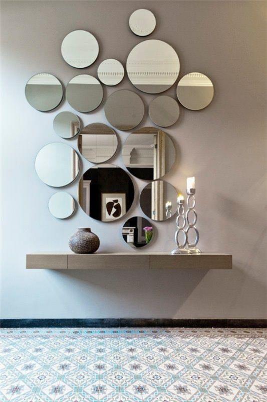 Πολυάριθμοι στρογγυλοί καθρέφτες σε διαφορετικά μεγέθη κάνουν τους άδειους τοίχους να τραβούν τα βλέμματα