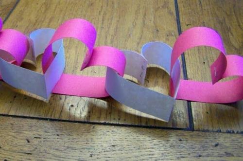 Εύκολη διακόσμηση πάρτι DIY από χάρτινες καρδιές μοβ ροζ