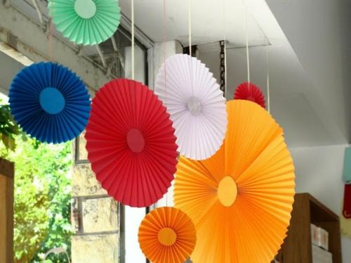 DIY διακόσμηση πάρτι από χάρτινους κύκλους πολύχρωμο
