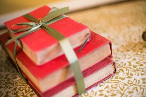 Ελαφριά διακόσμηση για δώρα βιβλίων Χριστουγέννων και Πρωτοχρονιάς