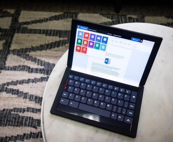 Η Lenovo εργάζεται σε έναν υπολογιστή ThinkPad X1 με αναδιπλούμενο φορητό υπολογιστή για ψηφιακή πληκτρολόγηση