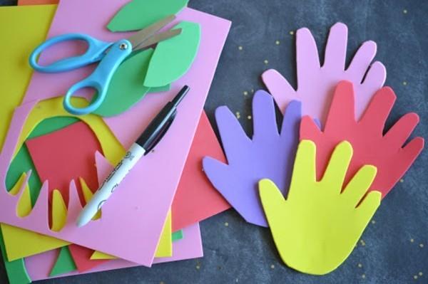 Φτιάξτε σελιδοδείκτες με παιδιά που κόβουν πολύχρωμα παιδικά χέρια