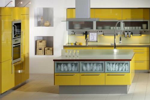 Φωτεινές κίτρινες επιφάνειες κουζίνας με συρτάρια αποθηκευτικού χώρου