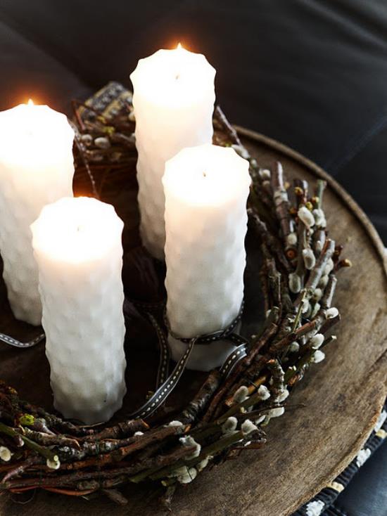 Η αγάπη και ο ρομαντισμός είναι στον αέρα! Μια εξαιρετική ιδέα διακόσμησης με ένα στεφάνι από ιτιές και λευκά κεριά.