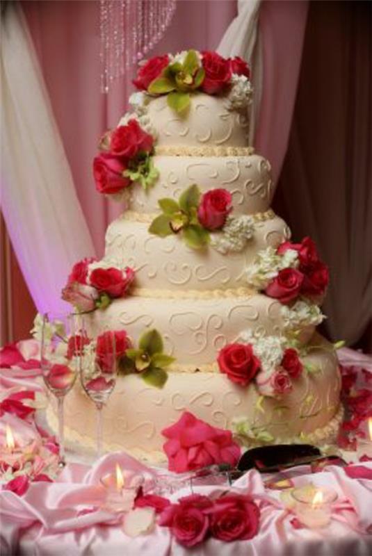 Λατρεμένα ροζ πράσινα γαμήλια κέικ πολλαπλών επιπέδων και λουλούδια τάρτας
