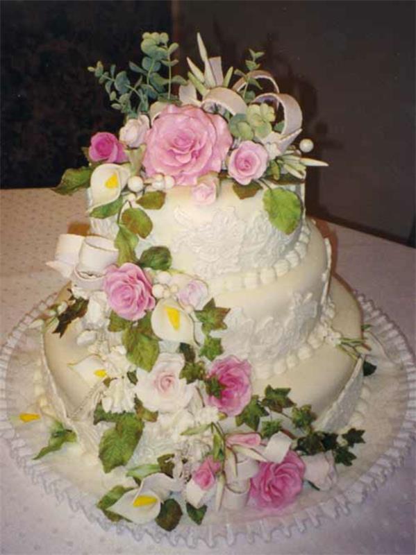 νόστιμο κομψό πολυεπίπεδο γαμήλια τούρτα βαθμίδες ροζ πολλαπλών επιπέδων