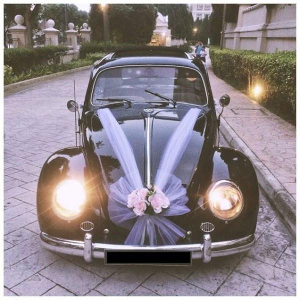 Πορφυρή κορδέλα σε μαύρο γάμο διακόσμησης αυτοκινήτου αυτοκινήτου