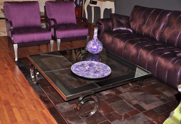 Μοβ σαλόνι εντυπωσιακός καναπές τραπεζιού σαλονιού