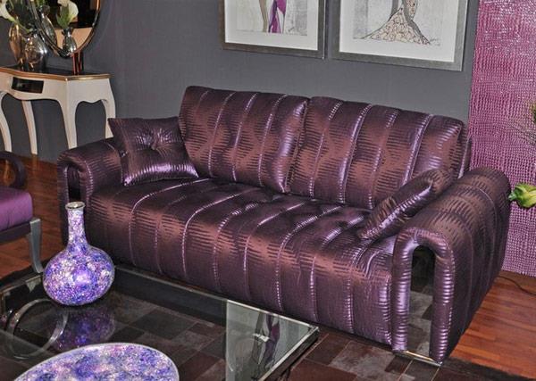 Μοβ σαλόνι εντυπωσιακός καναπές τραπεζάκι σαλονιού