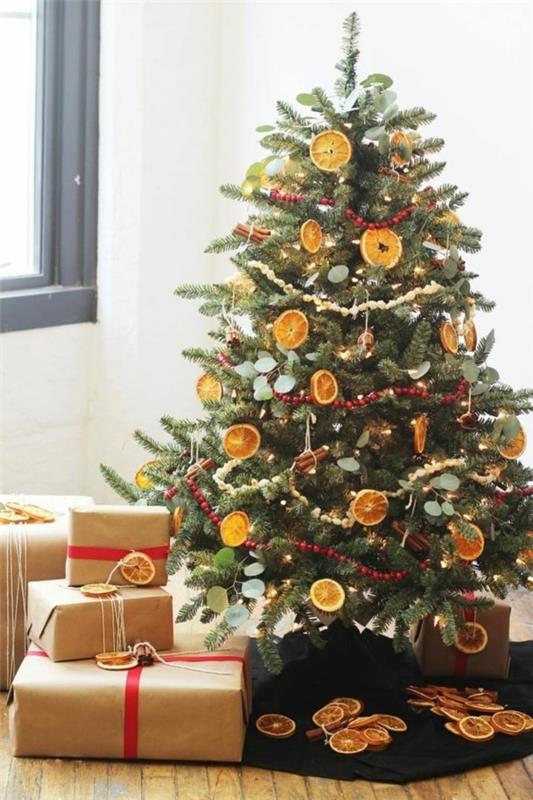 Αγροτικές χριστουγεννιάτικες διακοσμήσεις με φέτες πορτοκαλιού