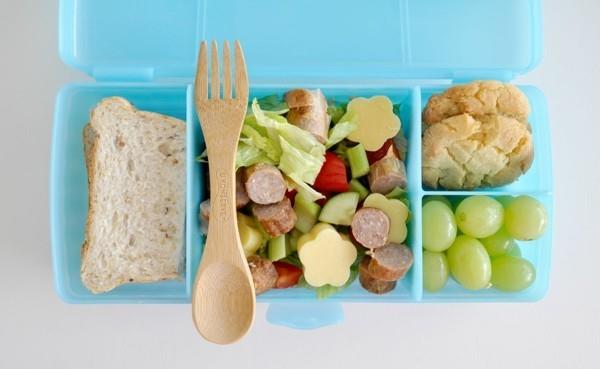 Κουτί μεσημεριανού γεύματος παιδιά υγιεινά τρώγοντας καναπεδάκια με φαγητό