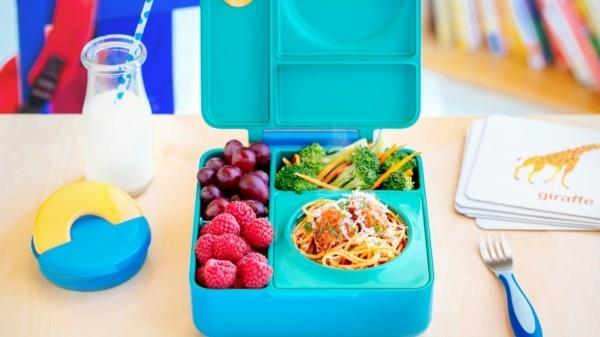 Παιδιά μεσημεριανό κουτί που κανονίζουν υγιεινό φαγητό με μεσημεριανό κουτί