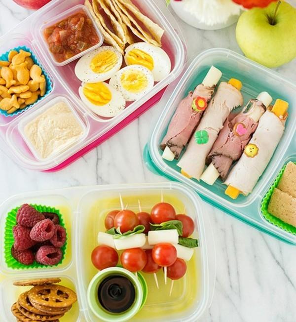 Κουτί μεσημεριανού γεύματος παιδιά υγιεινά που τρώνε τα δάχτυλα σουβλάκια φρούτα