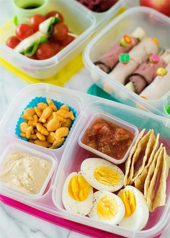 Παιδιά με μεσημεριανό γεύμα με υποδιαίρεση υγιεινό κουτί μεσημεριανού γεύματος ισορροπημένη