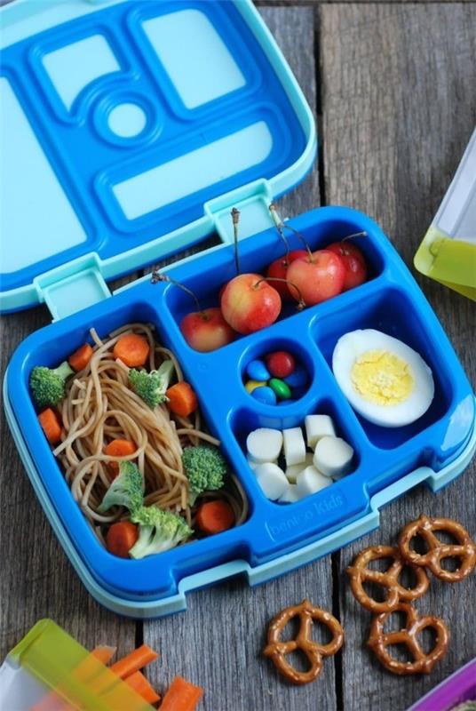Παιδιά με μεσημεριανό γεύμα με υποδιαίρεση υγιεινή ισορροπημένη διατροφή