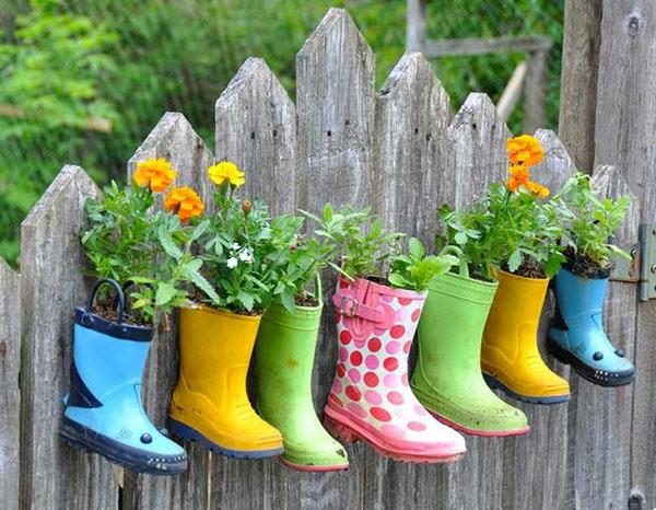 Αστεία-διακόσμηση κήπου-κάνε-μόνος-φύτεψε-δοχεία-πολύχρωμες-μπότες
