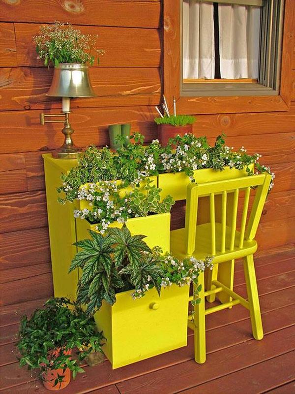 Αστείο-κήπο-διακόσμηση-φτιάξε-μόνος-ζαρντινιέρες-κίτρινο-καρέκλα-τραπέζι