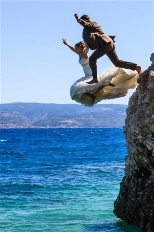 Αστεία γκαλερί εικόνων γάμου πηδώντας στο νερό