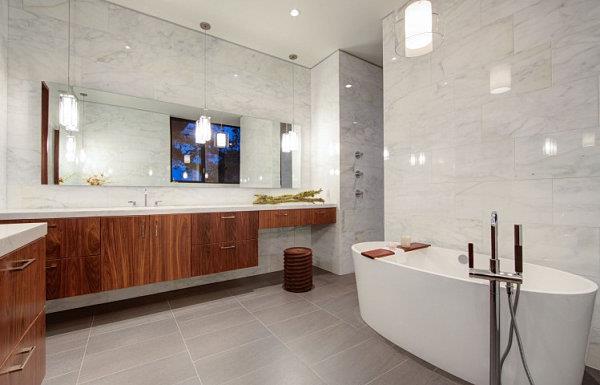 Πολυτελές μπάνιο υπέροχες ξύλινες επιφάνειες μαρμάρινα πλακάκια