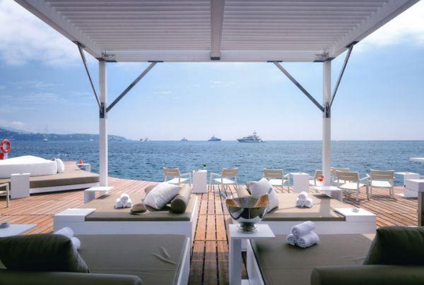Πολυτελές beach bar και βεράντα monaco life club καναπέδες με ουρανό