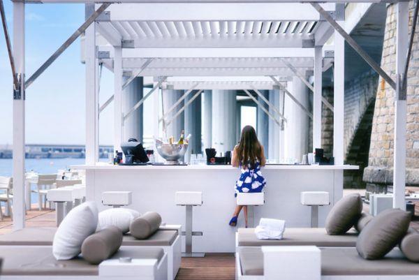 Πολυτελές beach bar και βεράντα Μονακό life club ποτά σκαμπό πλάτη πλάτη