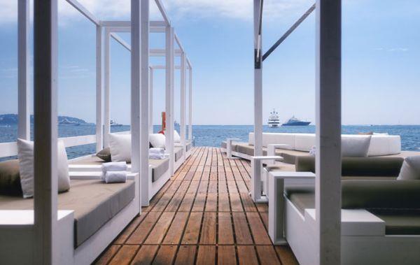 Πολυτελή beach bar και βεράντα monaco life club καναπέδες μαξιλάρια
