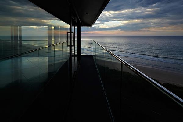 εξοχική κατοικία αυστραλία γυάλινο κιγκλίδωμα μπαλκόνι