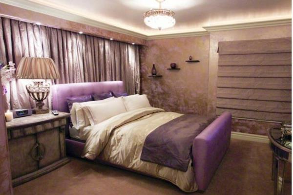 μοβ κρεβάτι κρεβατοκάμαρα κεφαλάρι υφασμάτινο βελούδινο τοίχο