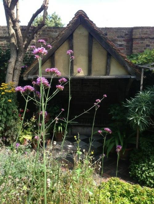 Μαγικό αγγλικό σχέδιο κήπου πόλης πρόσοψη λουλούδια μοβ