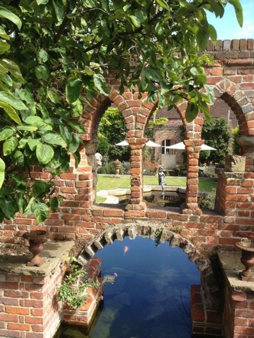 Μαγικός Αγγλικός τοίχος από τούβλο με πρόσοψη σχεδιασμού κήπου
