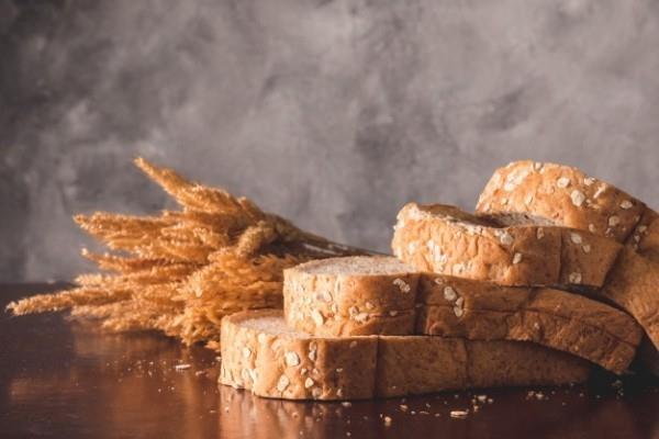 Τροφές πλούσιες σε μαγνήσιο Φάτε πίτουρο σίτου ψωμί ολικής αλέσεως για να αποτρέψετε την έλλειψη μαγνησίου