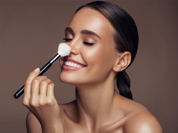 Makeup Trends 2021 - Αυτές οι εμφανίσεις είναι επί του παρόντος εντελώς σε τάση γυαλιού δέρματος δελφινιών