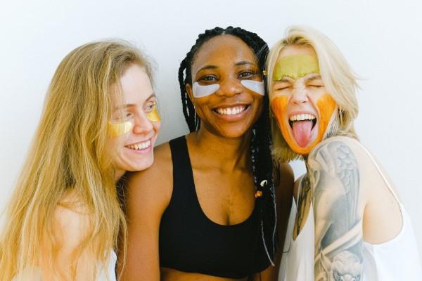 Makeup Trends 2021 - Αυτά τα looks είναι επί του παρόντος εντελώς στο μινιμαλισμό του δέρματος περιποίησης προσώπου