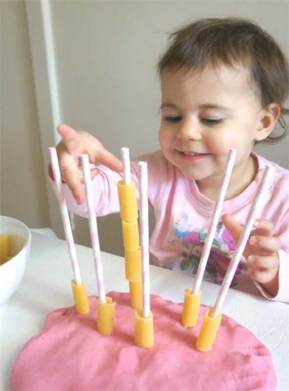 Ζωγραφική και χειροτεχνία με παιδιά 2 ετών - δημιουργικές και απλές ιδέες για ιδέες για μικρά παιδιά που φτιάχνουν ζυμαρικά