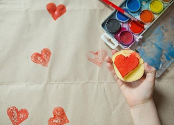 Ζωγραφική και χειροτεχνία με παιδιά 2 ετών - δημιουργικές και απλές ιδέες για μικρά παιδιά σφραγίζουν πατάτες