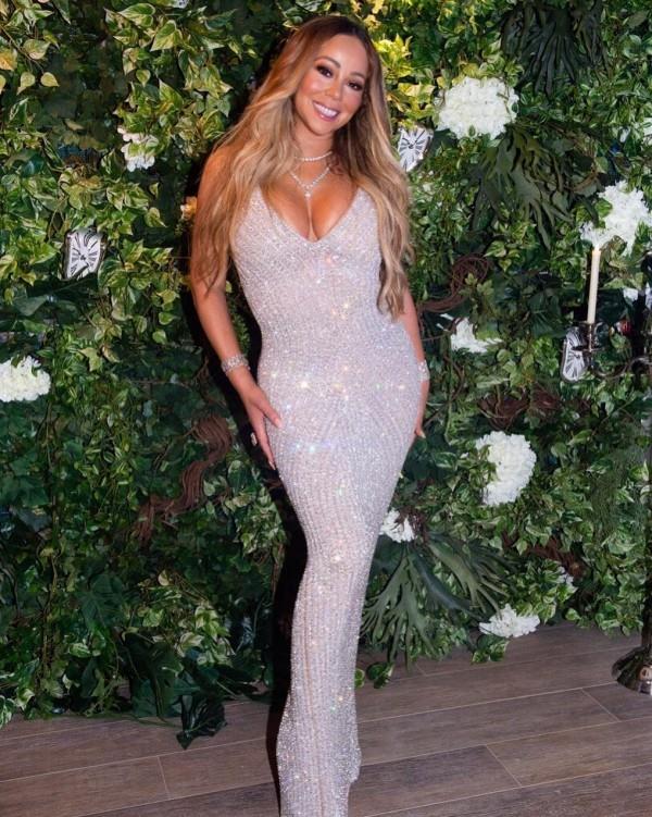 Λαμπερό φόρεμα της Mariah Carey στο barth nikki beach