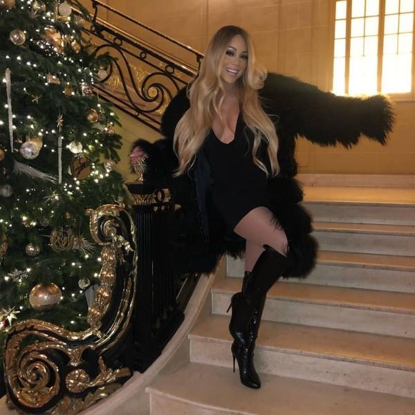 Βασιλικό μαύρο φόρεμα και γούνινη χριστουγεννιάτικη παράσταση στο ξενοδοχείο καφετέρια Mariah Carey