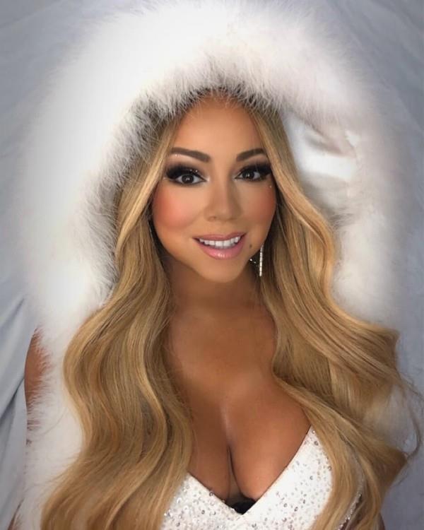 Η Mariah Carey στα Χριστούγεννα της Κοπεγχάγης δείχνει φτερά αγγέλου