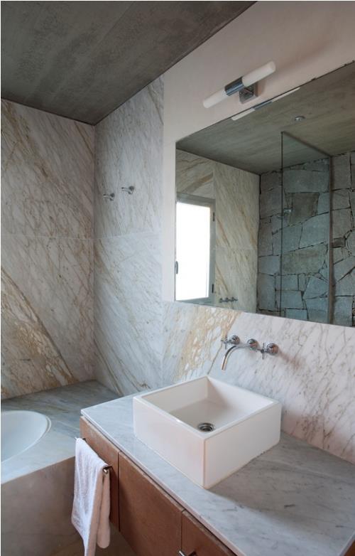 Μάρμαρο στο μπάνιο μαρμάρινα πλακάκια μπανιέρα ματαιοδοξία καθρέφτης τοίχος προφοράς στον καθρέφτη γυάλινο τοίχο
