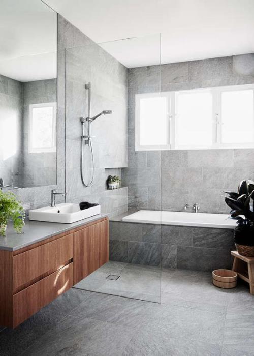 Μάρμαρο στο μπάνιο μαρμάρινα πλακάκια ξύλινο ντουλάπι γυάλινο τοίχο μπανιέρα ματαιοδοξία ανοιχτό γκρι