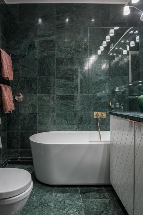 Μάρμαρο στο μπάνιο Μαρμάρινα πλακάκια σμαραγδένιο πράσινο και άσπρο καλά φωτισμένο σε αντίθεση