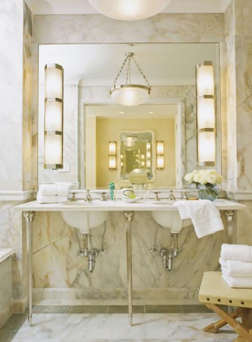 Μάρμαρο στο μπάνιο μαρμάρινα πλακάκια μπεζ ενδιαφέροντα κόκκοι μεγάλος καθρέφτης καλά φωτισμένος.