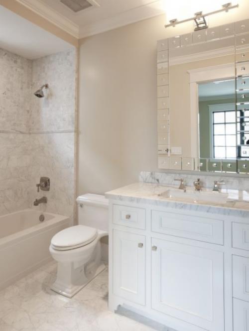 Μάρμαρο στο μπάνιο μαρμάρινα πλακάκια γκρι λευκό κυριαρχούν καθρέφτης ντους νιπτήρας μπανιέρας