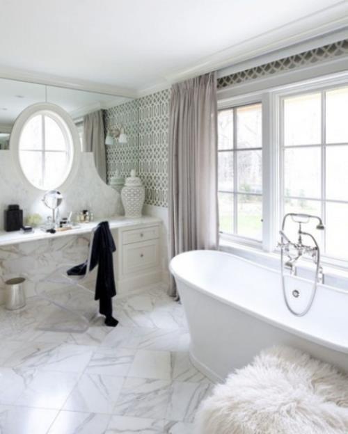 Μάρμαρο στο μπάνιο μαρμάρινα πλακάκια γκρι και λευκό λουτρό σχεδιασμός θηλυκό αγγίζει μεγάλο παράθυρο