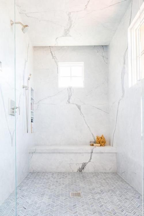 Μάρμαρο στο μπάνιο μαρμάρινα πλακάκια γκρι μάρμαρο όμορφα πλακάκια τοίχου από γυαλί σε μοτίβο ψαροκόκαλο